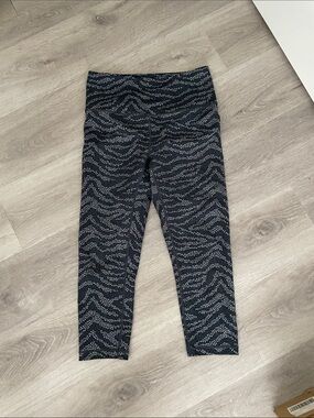 105 High-Waist Patterned Workout Capris - Black with Light Gray Dot Zebra